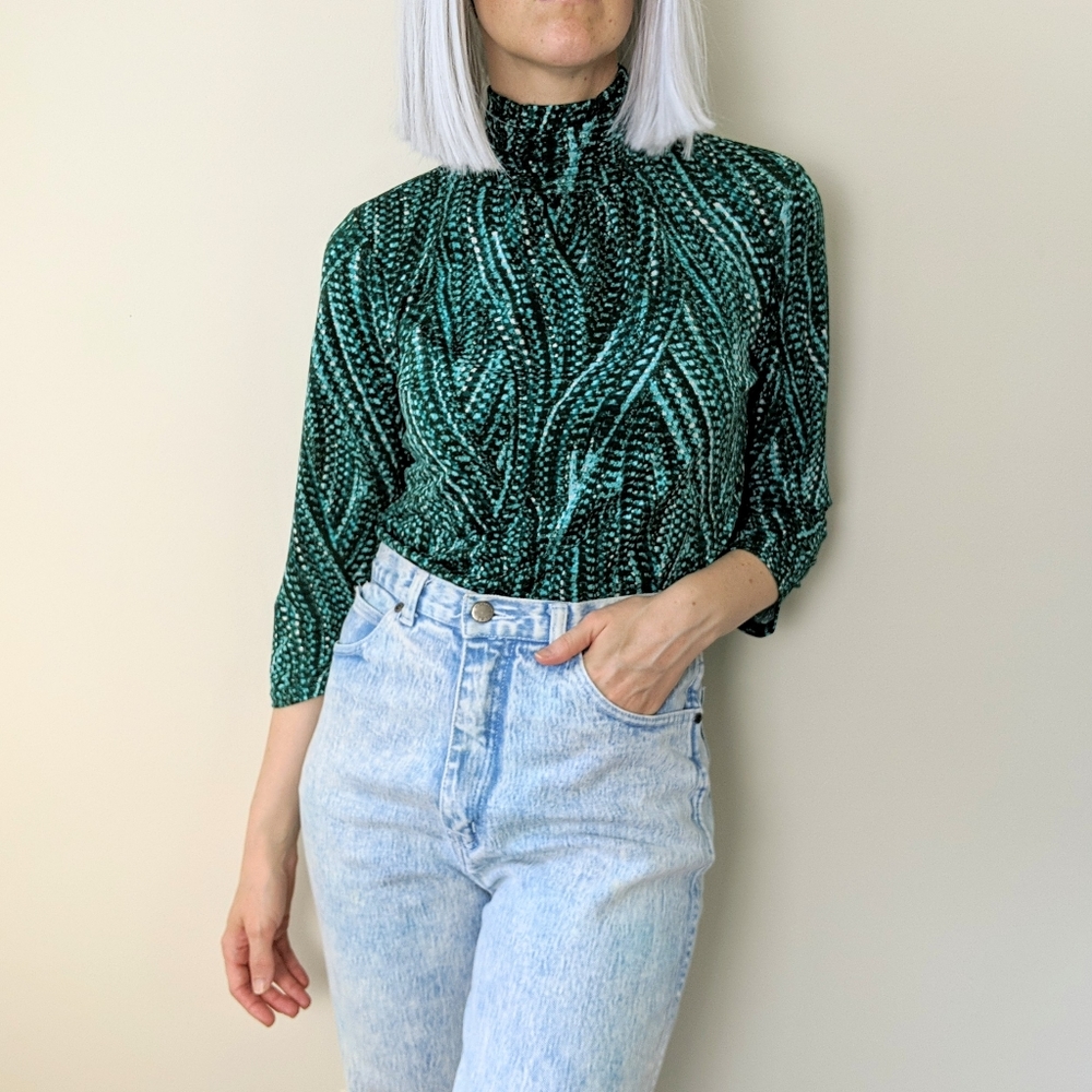 SUSAN GRAVER Green Abstract Print High Neck Blouse